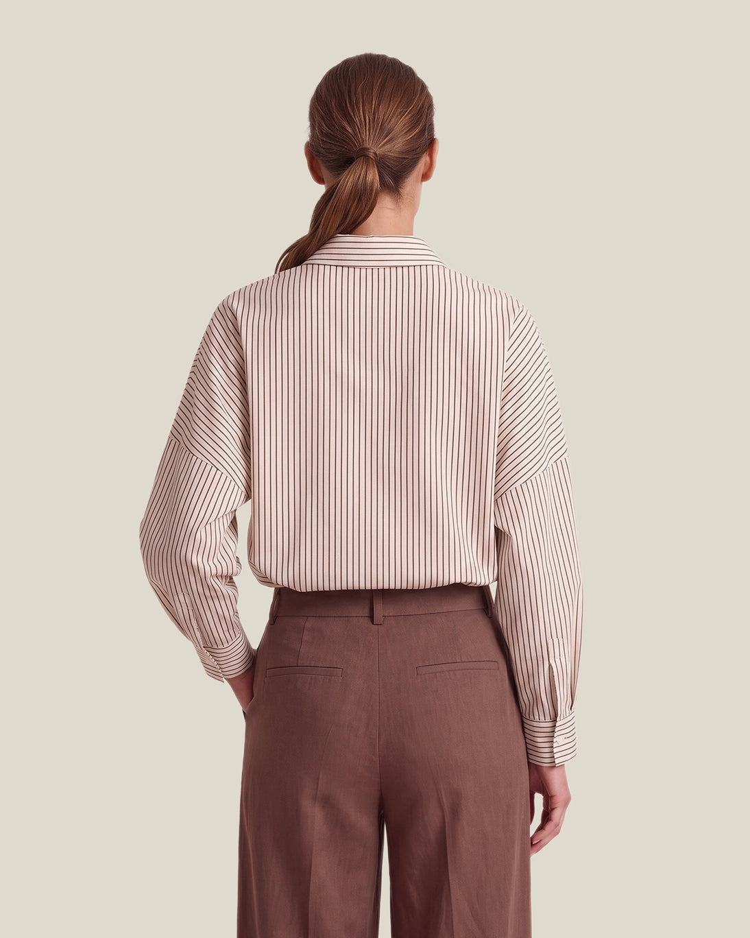 CAMISA COSMA RAYAS BLANCAS Y MARRONES
