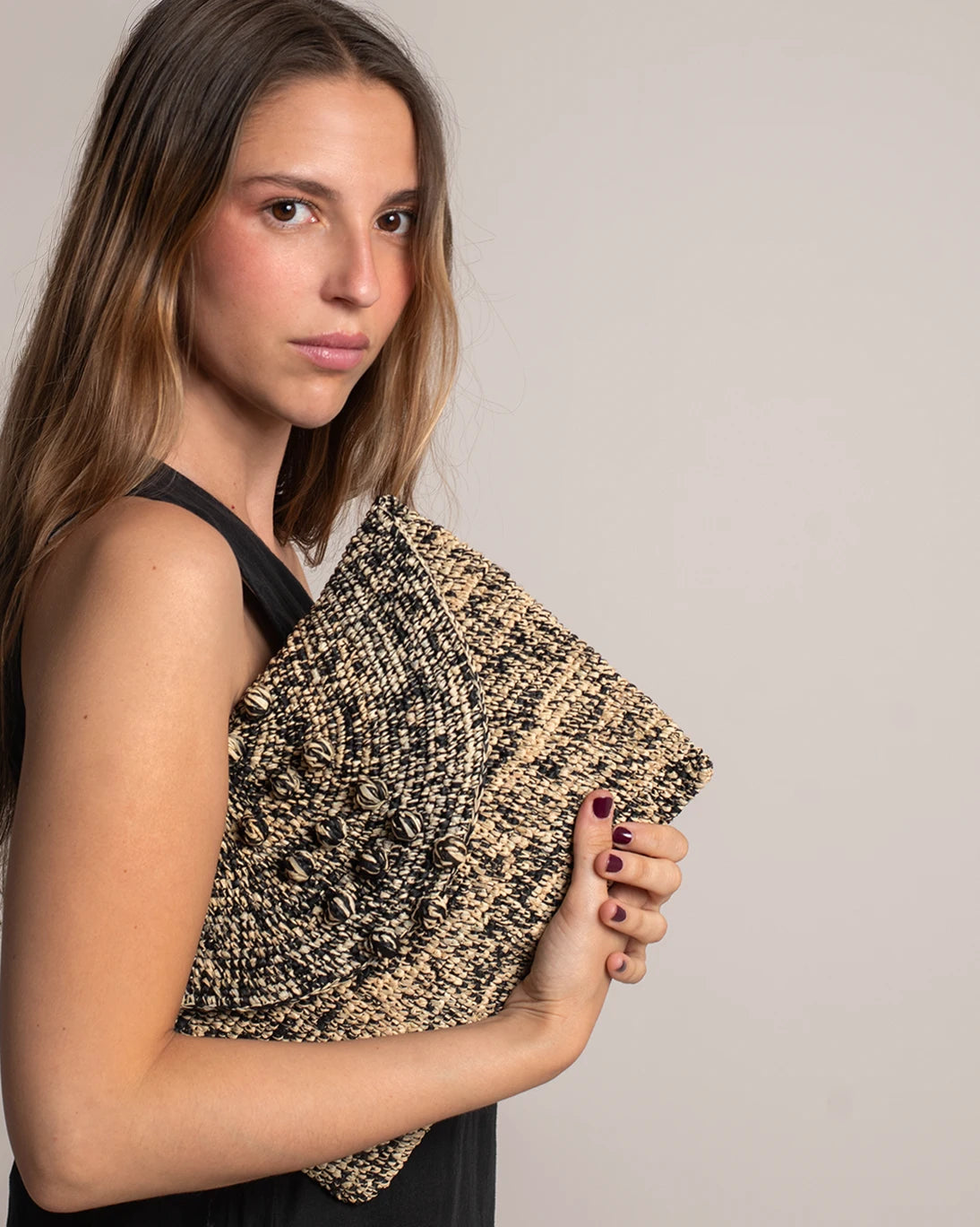 CARTERA DE MANO NOIR Y NATURAL RAFIA 29,5X21 CM