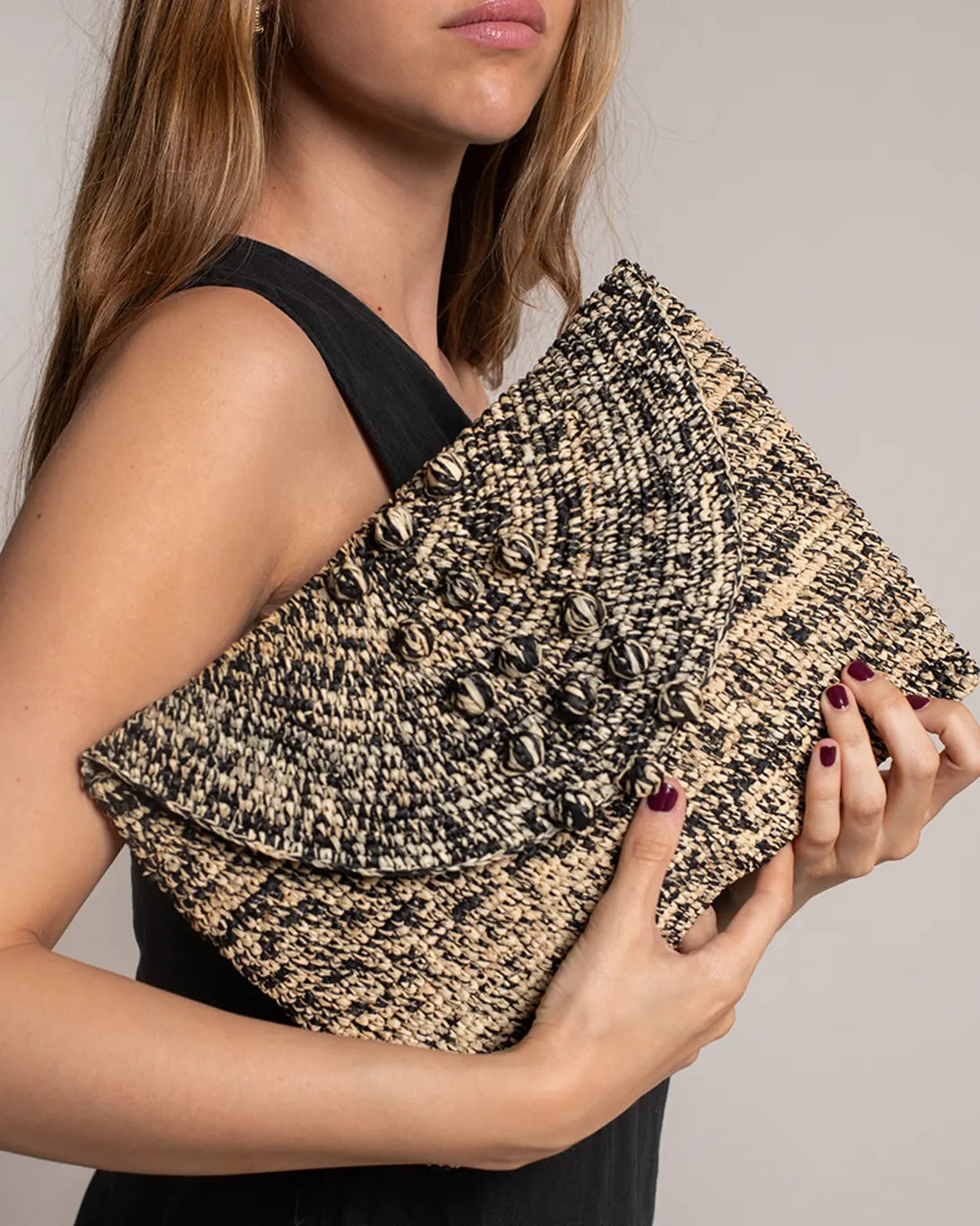 CARTERA DE MANO NOIR Y NATURAL RAFIA 29,5X21 CM