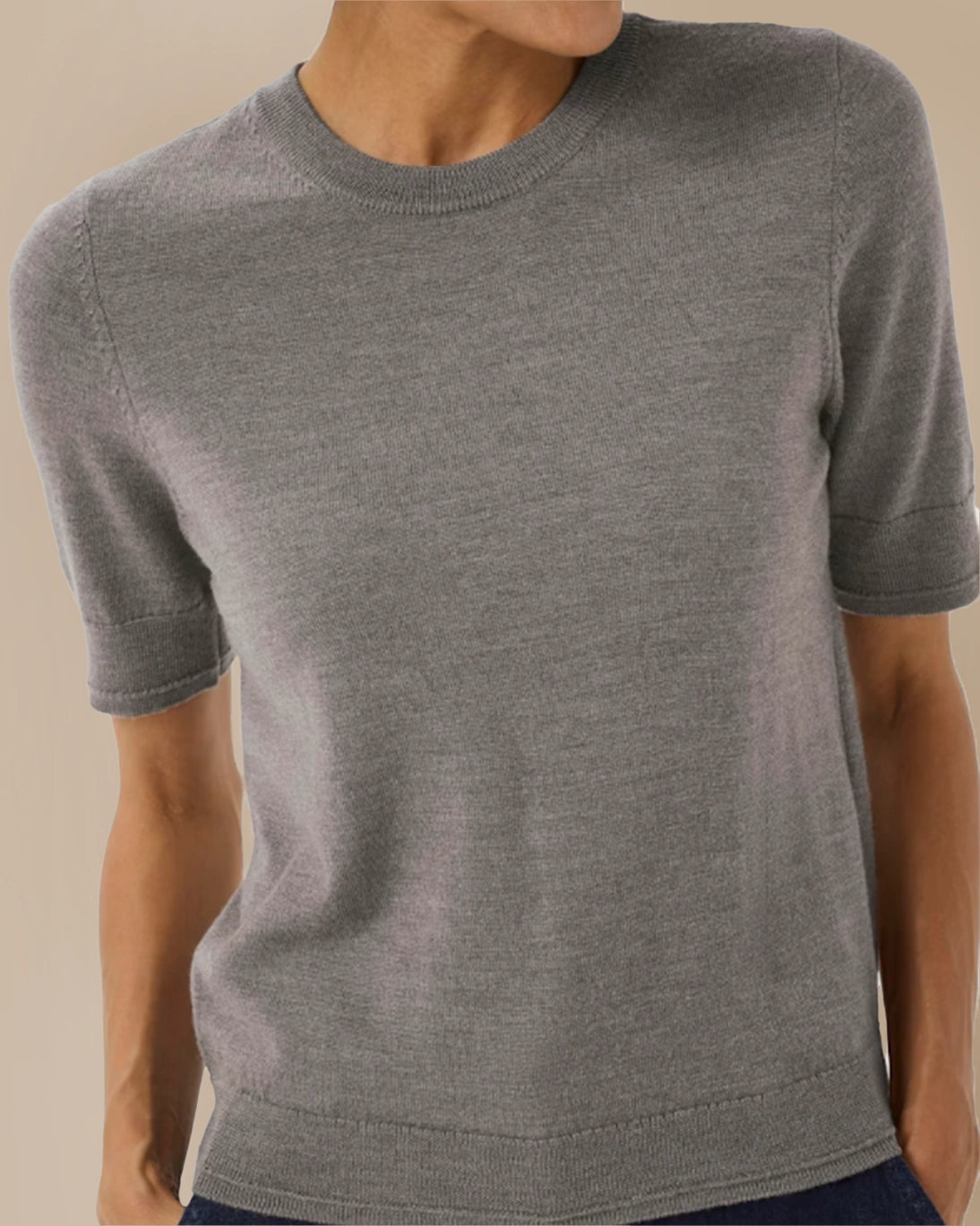 Jersey gris de manga corta.