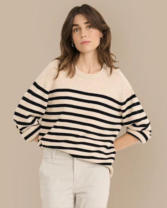 Jersey Niaka. El cuello es tipo caja y el corte es holgado, ideal para ir cómoda y utilizarlo en el día a día.