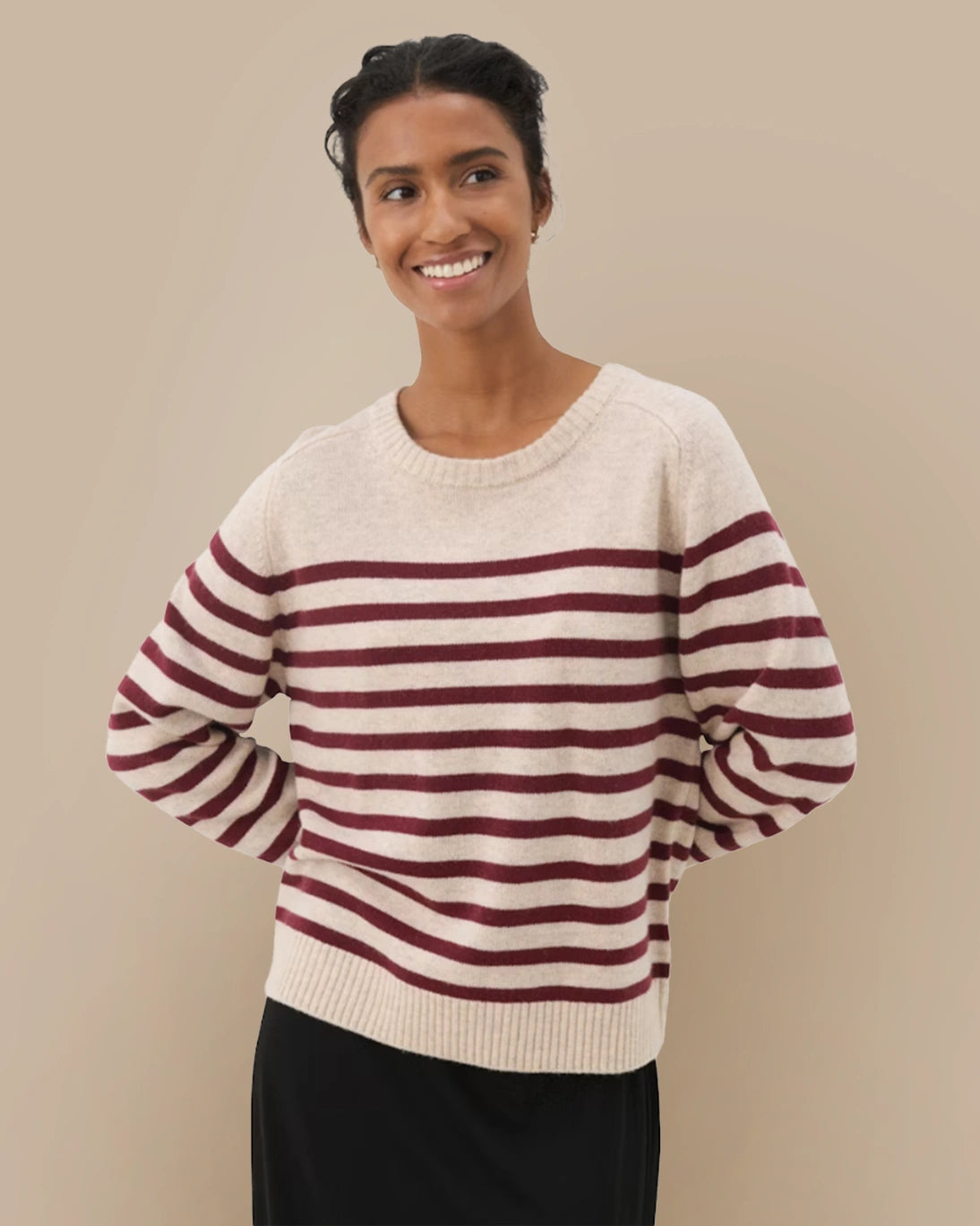 Jersey Niaka de rayas burdeos. El cuello es tipo caja y el corte es holgado, ideal para ir cómoda y utilizarlo en el día a día.
