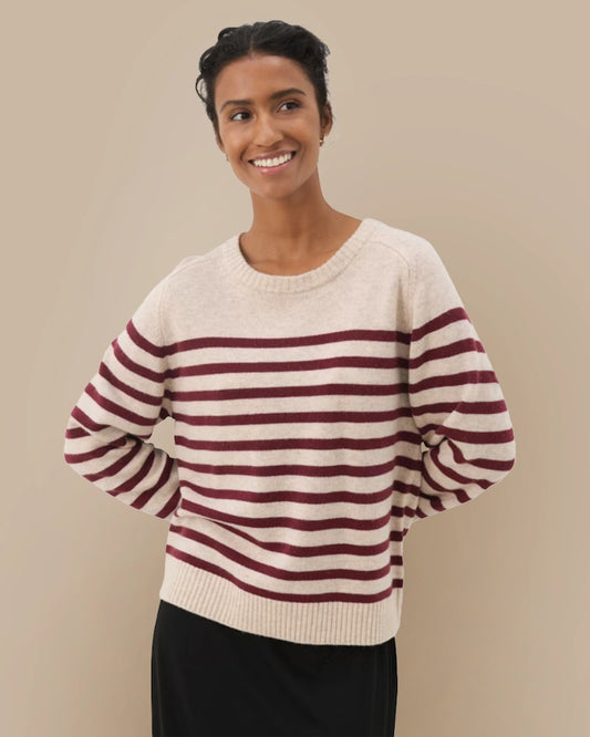 Jersey Niaka de rayas burdeos. El cuello es tipo caja y el corte es holgado, ideal para ir cómoda y utilizarlo en el día a día.