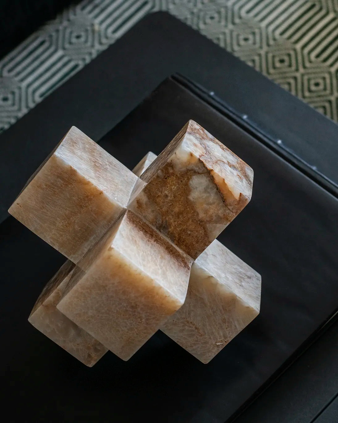 ONYX CROSS FIGURE 38X47X13 CM