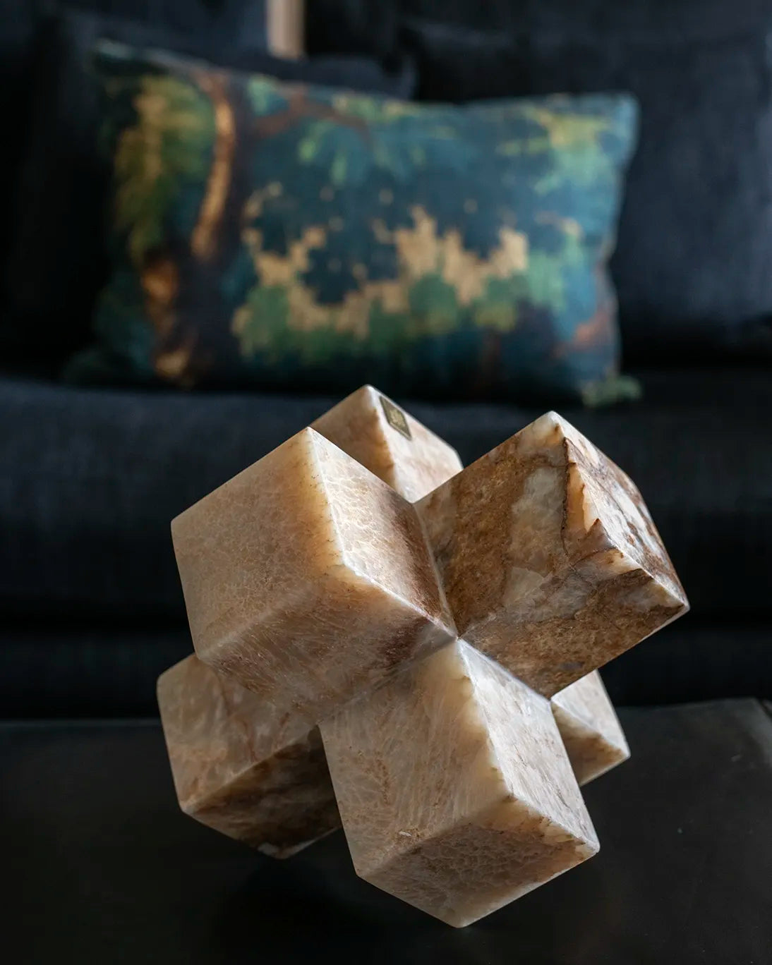 ONYX CROSS FIGURE 38X47X13 CM