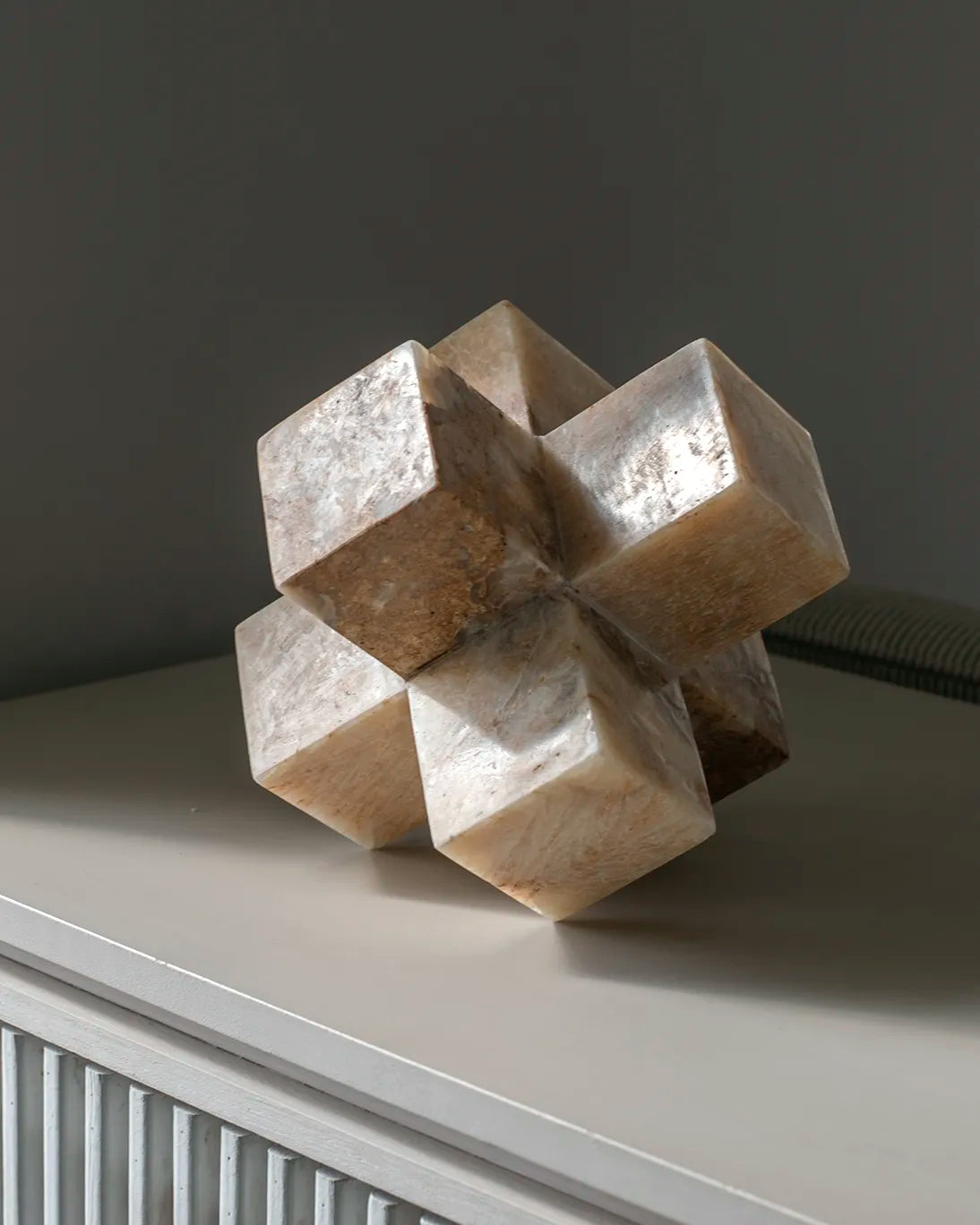 ONYX CROSS FIGURE 38X47X13 CM