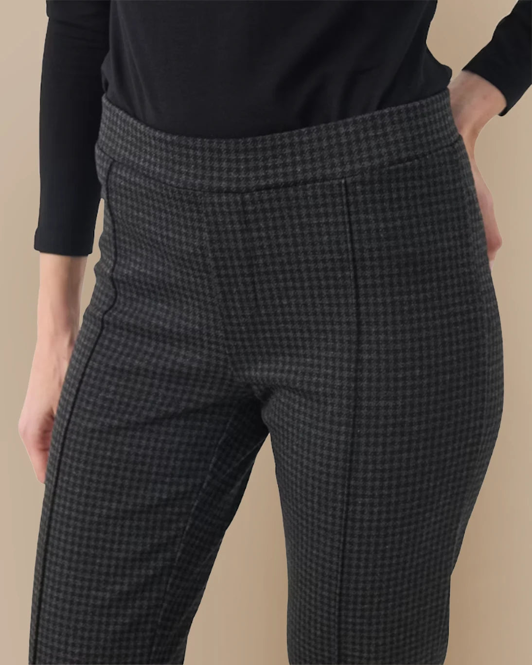 Pantalón Pontas. El corte es recto y tiene la cintura elástica. 