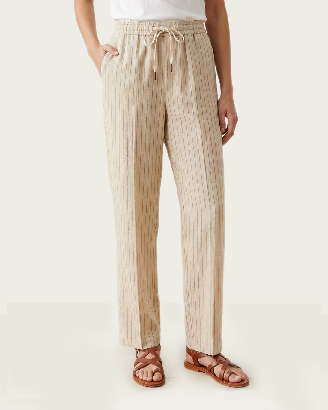 Pantalón confeccionado en tejido de raya estilo diplomática de Circolo.