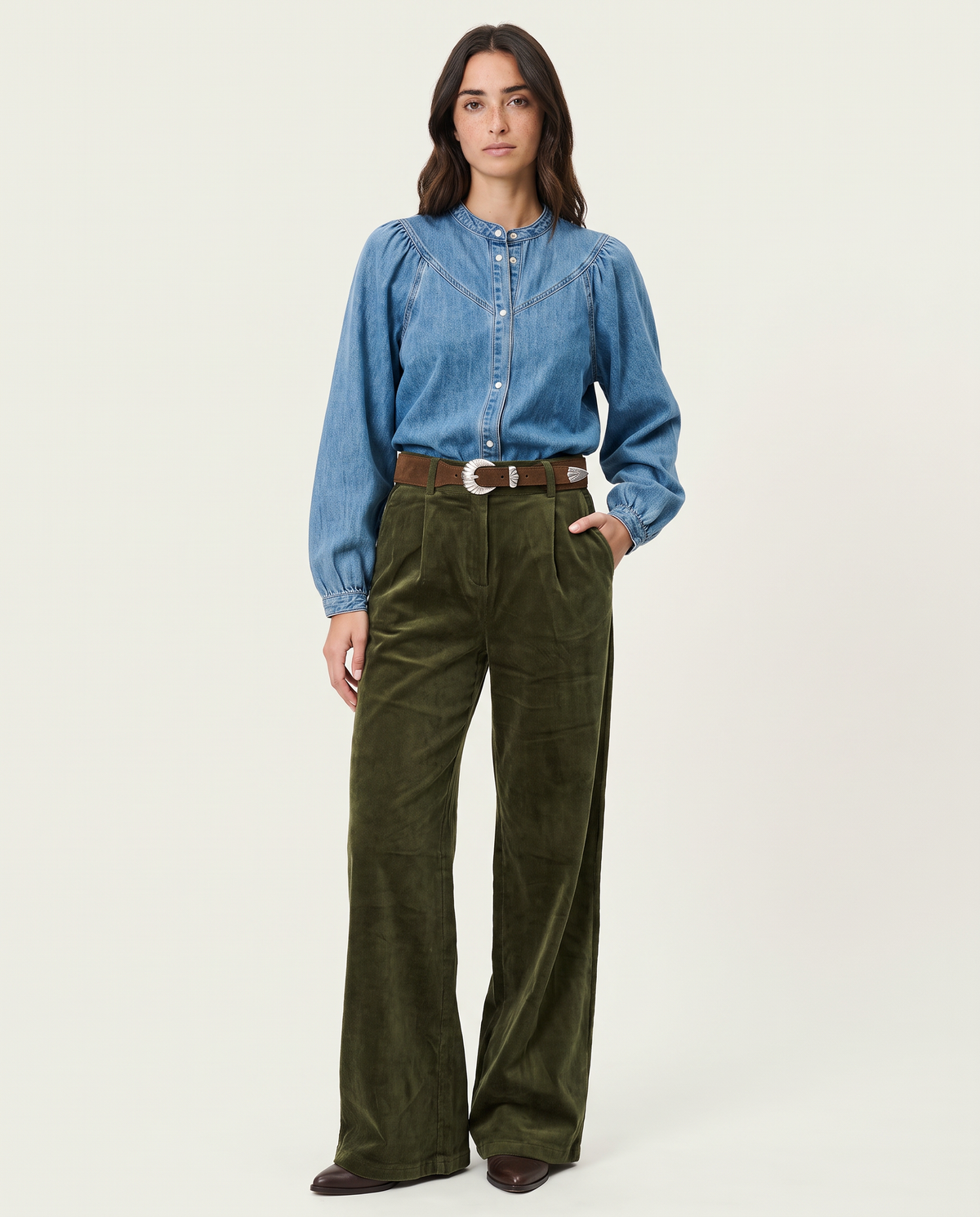PANTALON PINZAS MICROPANA VERDE