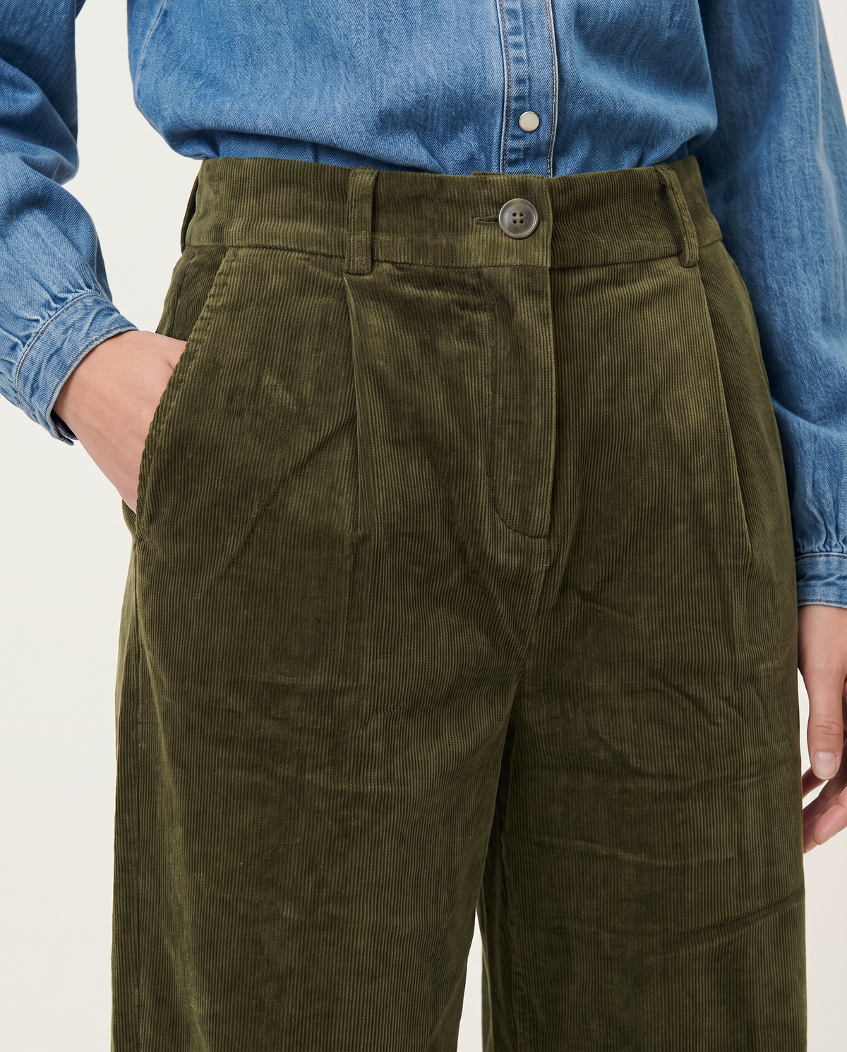 PANTALON PINZAS MICROPANA VERDE