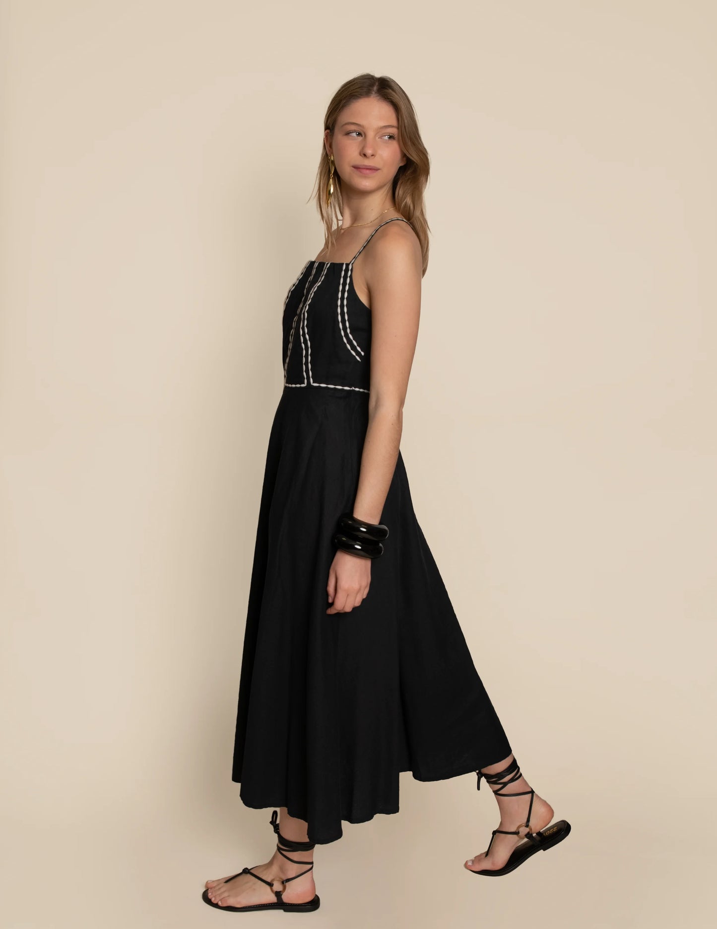 VESTIDO DE TIRANTES NEGRO