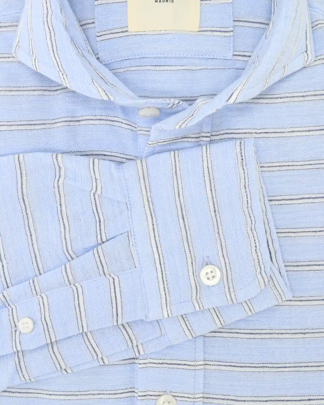Polera azul de rayas blancas de la marca Tway.
