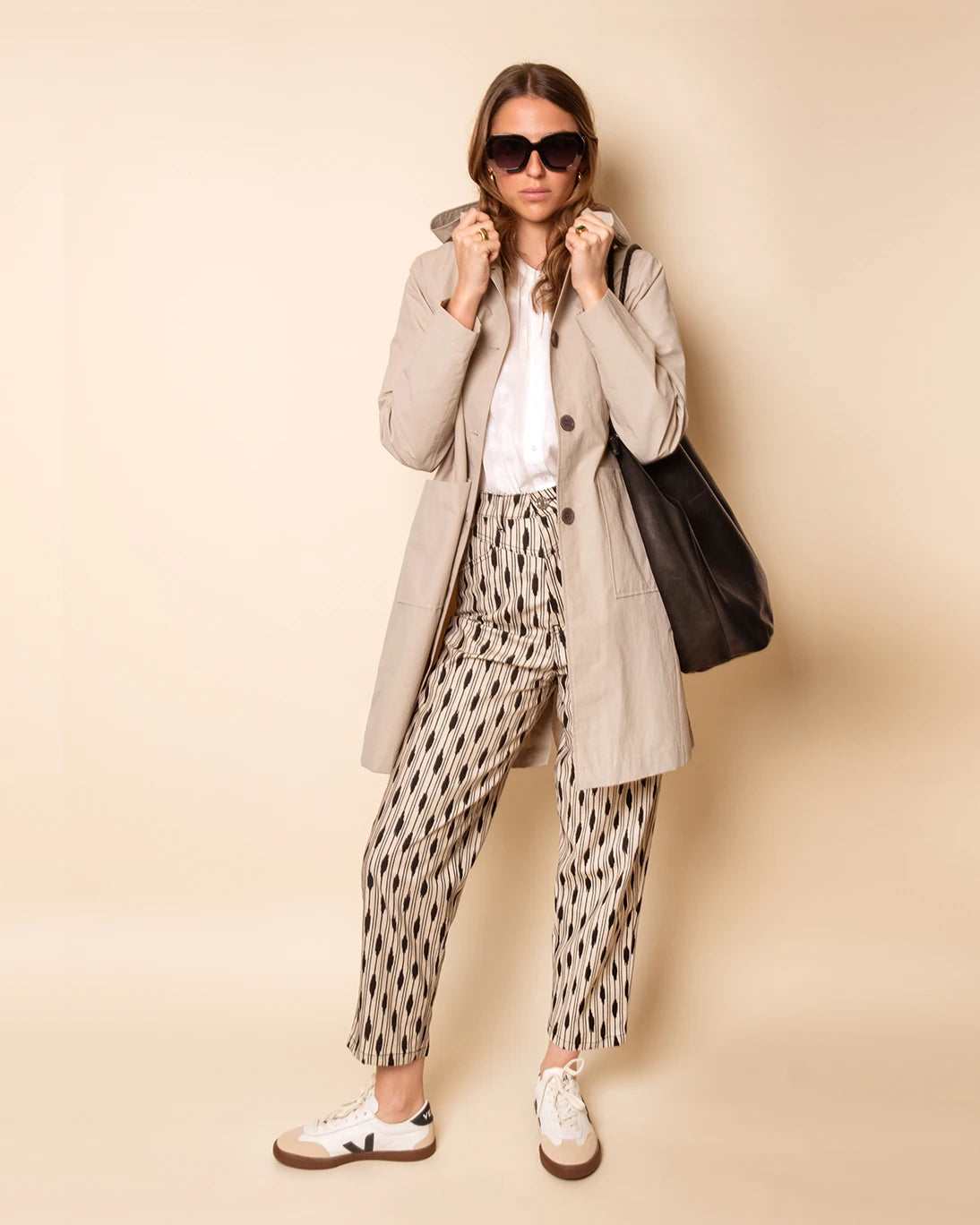 TRENCH CON CAPUCHA