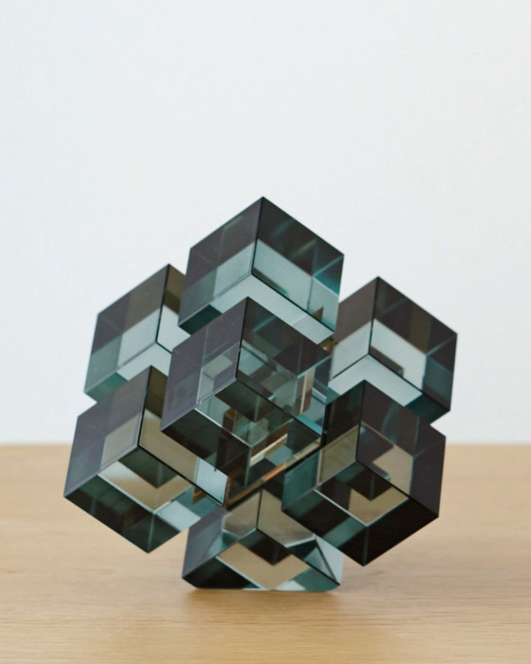 GLASS SCULPTURE 9.5X9.5CM
