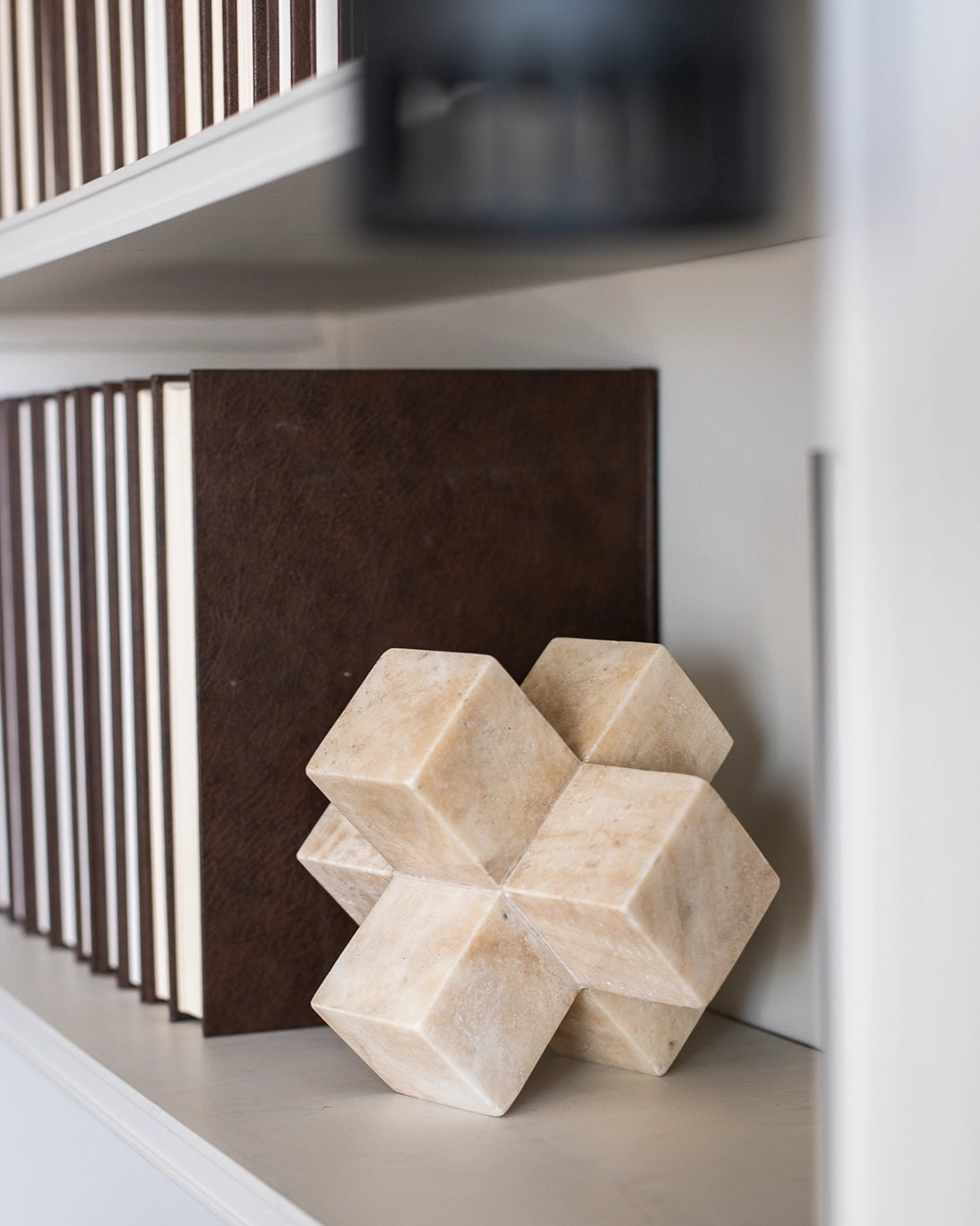 ONYX CROSS FIGURE 30X38X14 CM