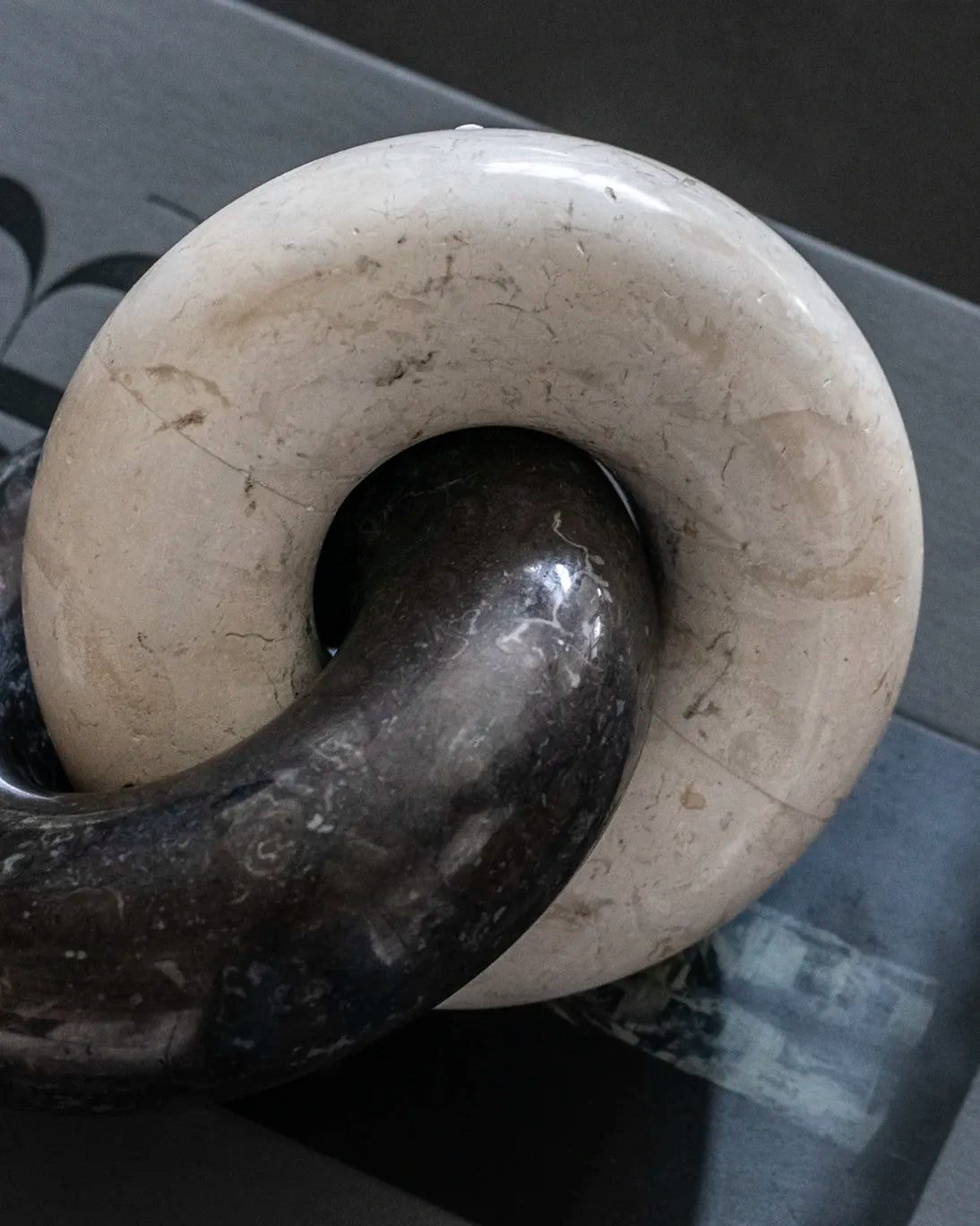 FIGURE TWO RINGS 21X17X11 CM