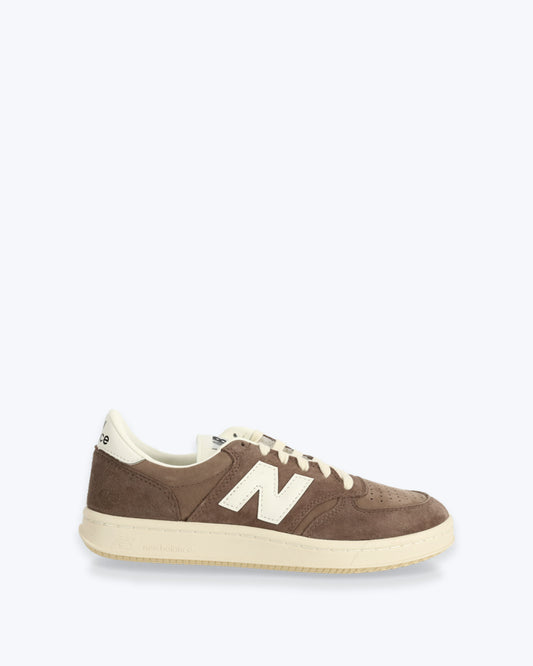 Zapatillas marrones de la marca New Balance