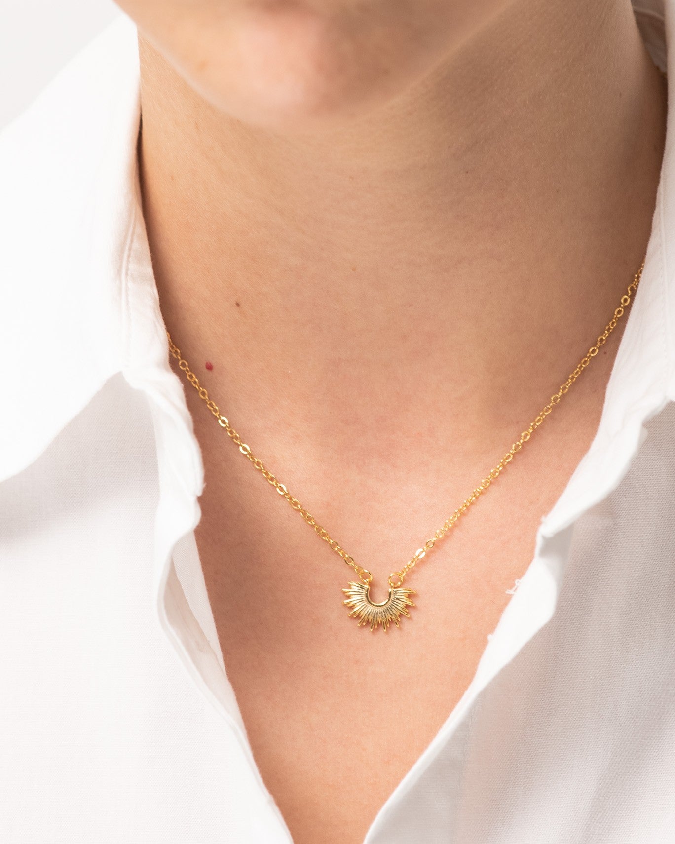 COLLAR 1/2 SOL PIEDRA