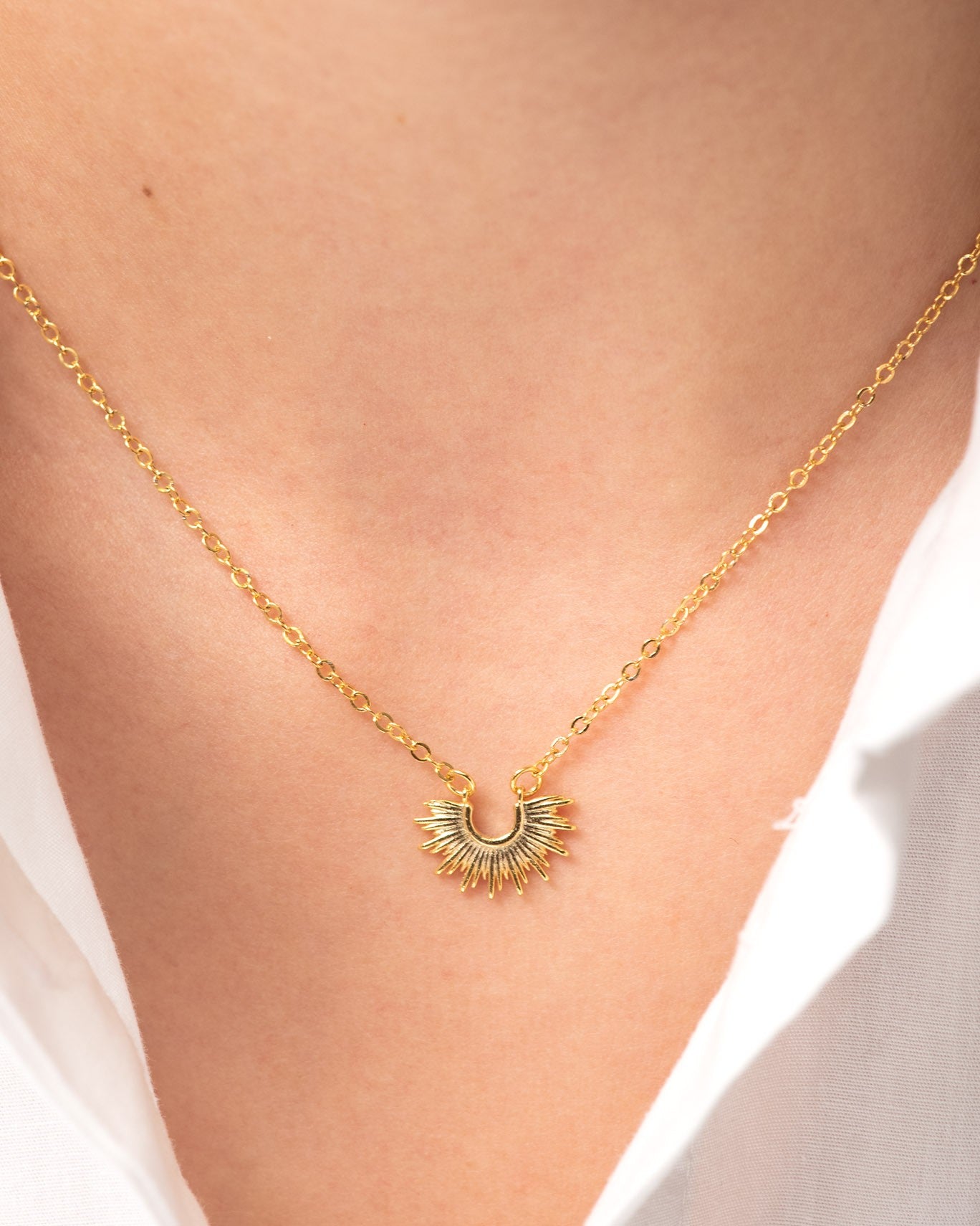 COLLAR 1/2 SOL PIEDRA