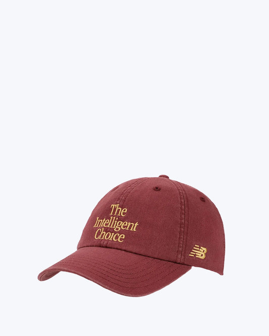 Gorra color teja con bordado en mostaza de New Balance