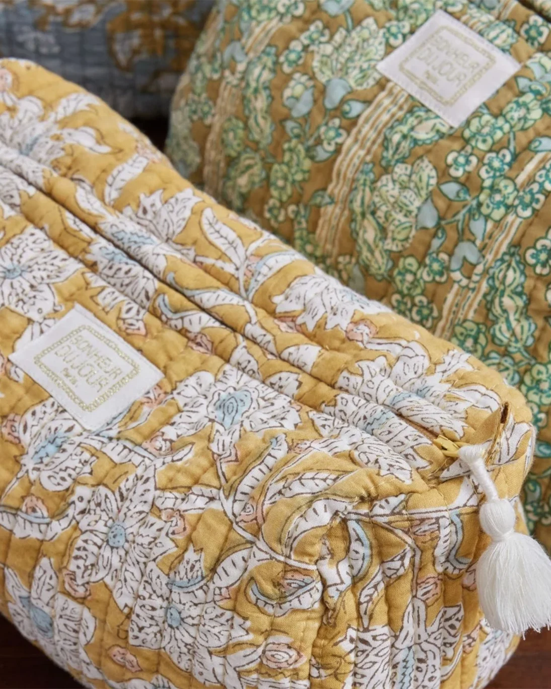 NECESER LOTUS FLORES AMARILLO PEQUEÑO 23X10X7CM