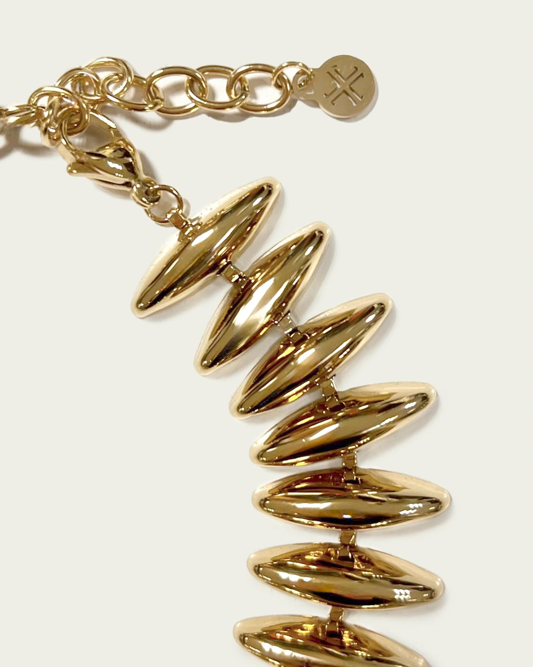 Collar dorado de Apia. 