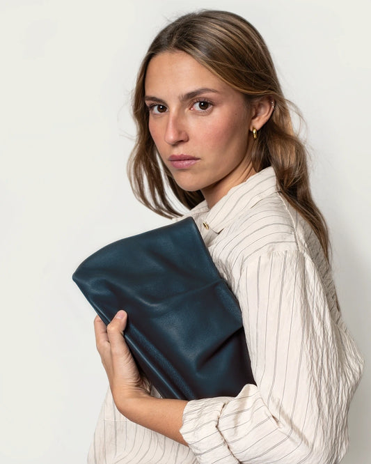 Bolso piel de color azulón de la marca Naterra